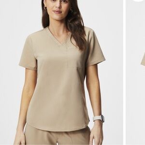 Fabletics vital 1-pocket scrub top, chai
